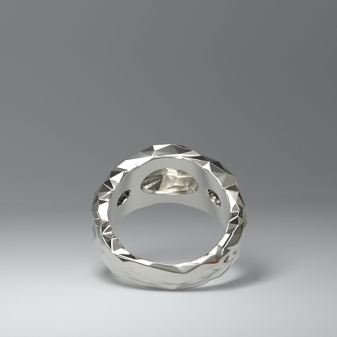 Silberner Bandring facettiert oben breit unten schmal zulaufend in Unteransicht.