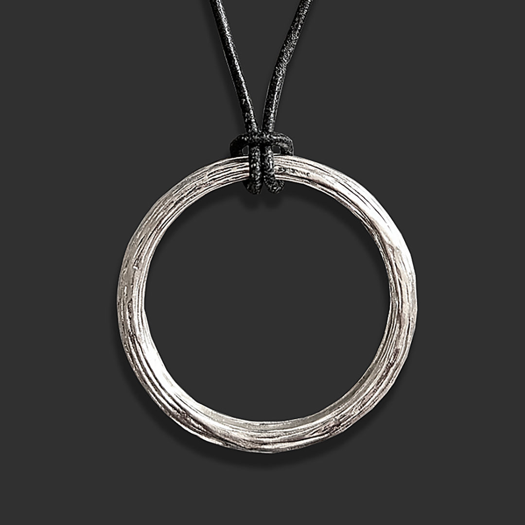 Colgante "anillo grande con pliegues y arrugas"