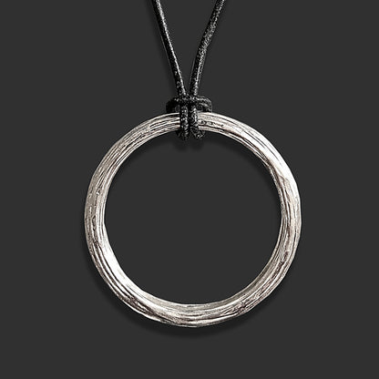 Colgante "anillo grande con pliegues y arrugas"