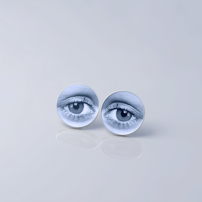 Stud earrings with motion image "eye"