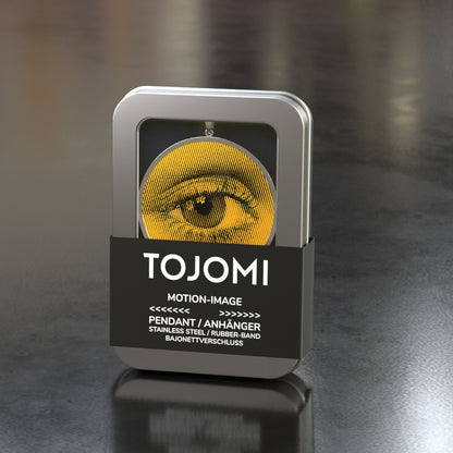 Anhänger in Edelstahl mit einem Durchmesser von 43mm aussen und 40mm innen und einer 3D/Motion-Einlage mit 40mm Durchmesser. Ein Kautschuk-Band mit Bajonett-Verschluss in Edelstahl wird mitgeliefert. Der Anhänger kommt in einer Metalldose mit Sichtfenster.