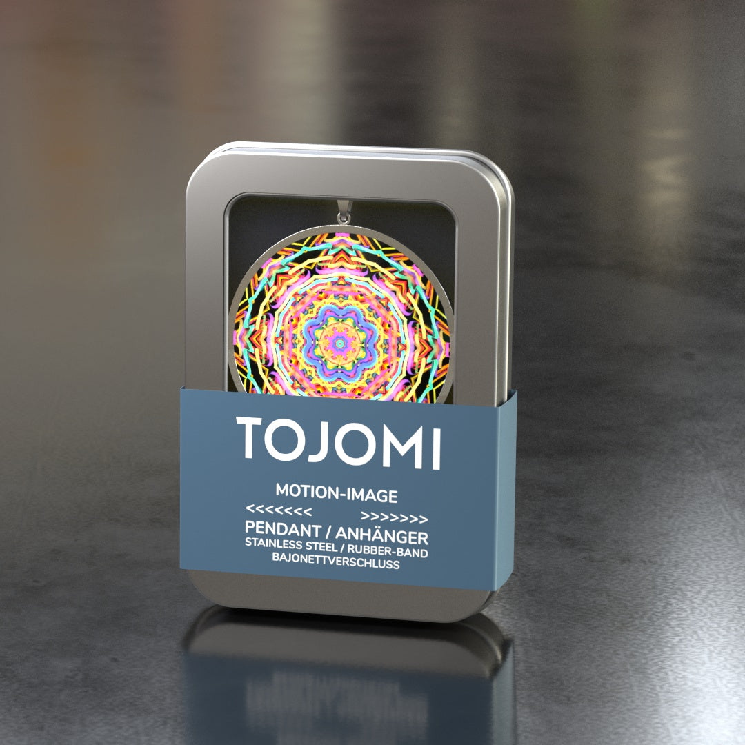 Anhänger in Edelstahl mit einem Durchmesser von 43mm aussen und 40mm innen und einer 3D/Motion-Einlage mit 40mm Durchmesser. Ein Kautschuk-Band mit Bajonett-Verschluss in Edelstahl wird mitgeliefert. Der Anhänger kommt in einer Metalldose mit Sichtfenster.