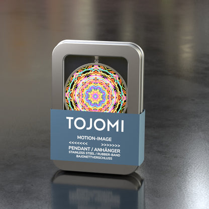 Anhänger in Edelstahl mit einem Durchmesser von 43mm aussen und 40mm innen und einer 3D/Motion-Einlage mit 40mm Durchmesser. Ein Kautschuk-Band mit Bajonett-Verschluss in Edelstahl wird mitgeliefert. Der Anhänger kommt in einer Metalldose mit Sichtfenster.