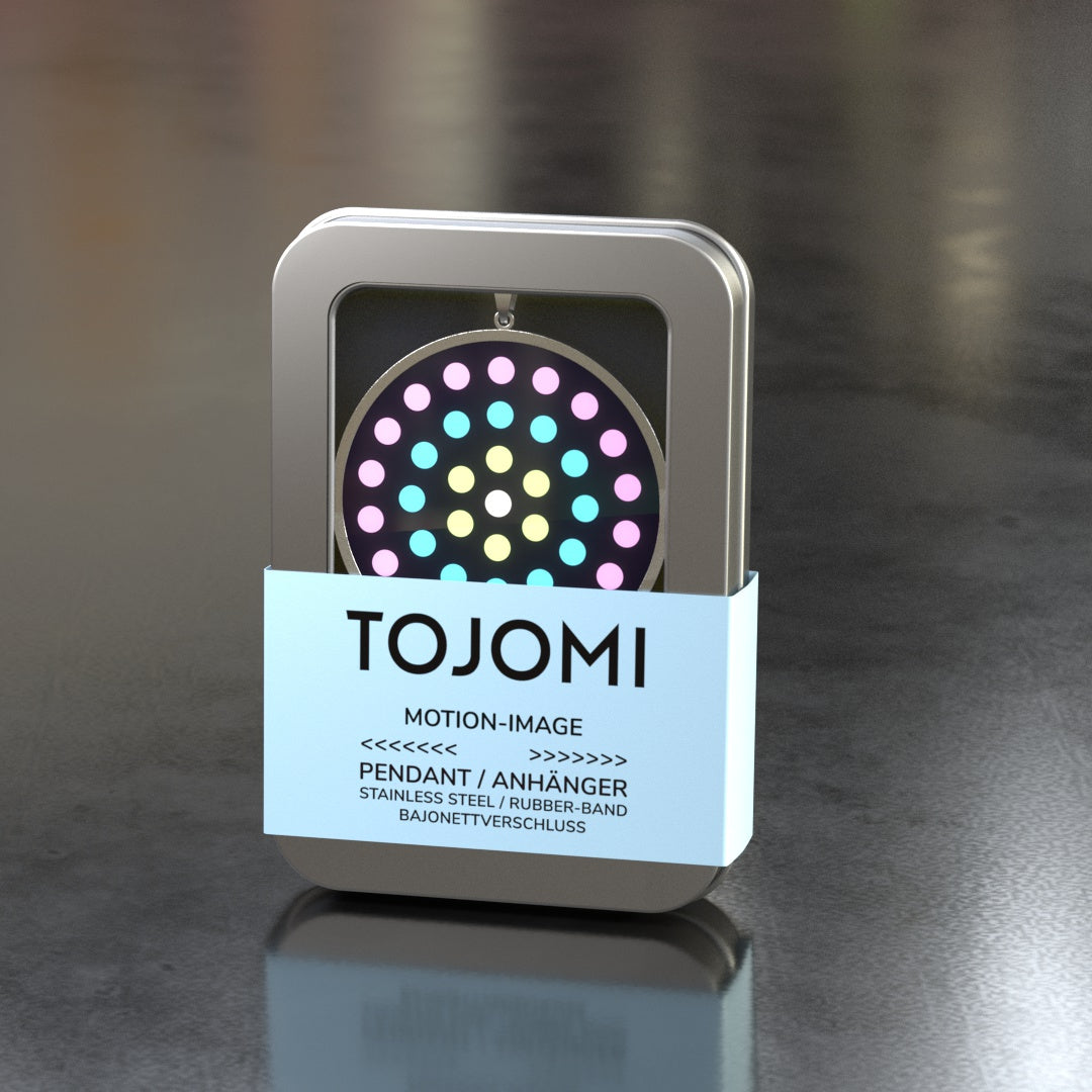 Anhänger in Edelstahl mit einem Durchmesser von 43mm aussen und 40mm innen und einer 3D/Motion-Einlage mit 40mm Durchmesser. Ein Kautschuk-Band mit Bajonett-Verschluss in Edelstahl wird mitgeliefert. Der Anhänger kommt in einer Metalldose mit Sichtfenster.