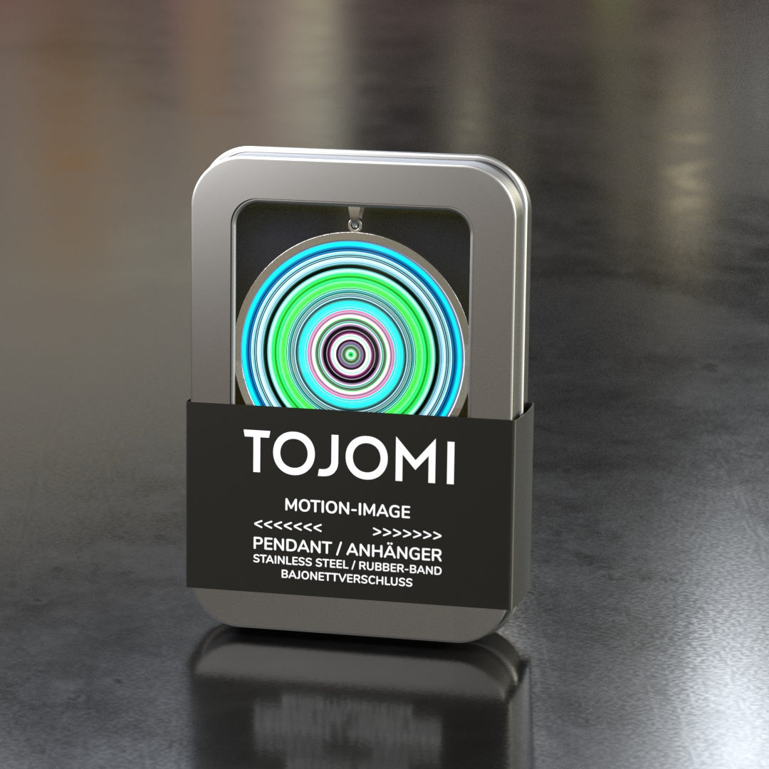 Anhänger in Edelstahl mit einem Durchmesser von 43mm aussen und 40mm innen und einer 3D/Motion-Einlage mit 40mm Durchmesser. Ein Kautschuk-Band mit Bajonett-Verschluss in Edelstahl wird mitgeliefert. Der Anhänger kommt in einer Metalldose mit Sichtfenster.