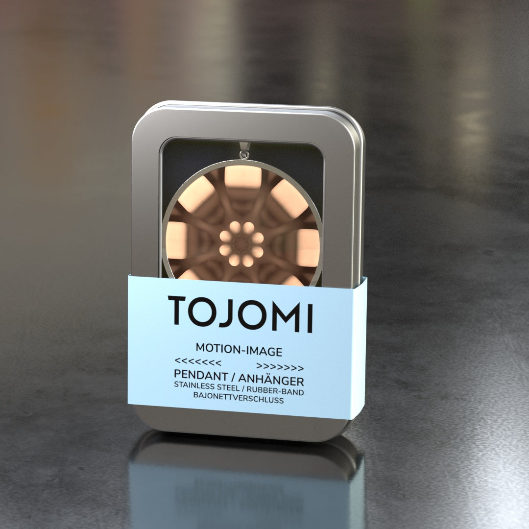 Anhänger in Edelstahl mit einem Durchmesser von 43mm aussen und 40mm innen und einer 3D/Motion-Einlage mit 40mm Durchmesser. Ein Kautschuk-Band mit Bajonett-Verschluss in Edelstahl wird mitgeliefert. Der Anhänger kommt in einer Metalldose mit Sichtfenster.