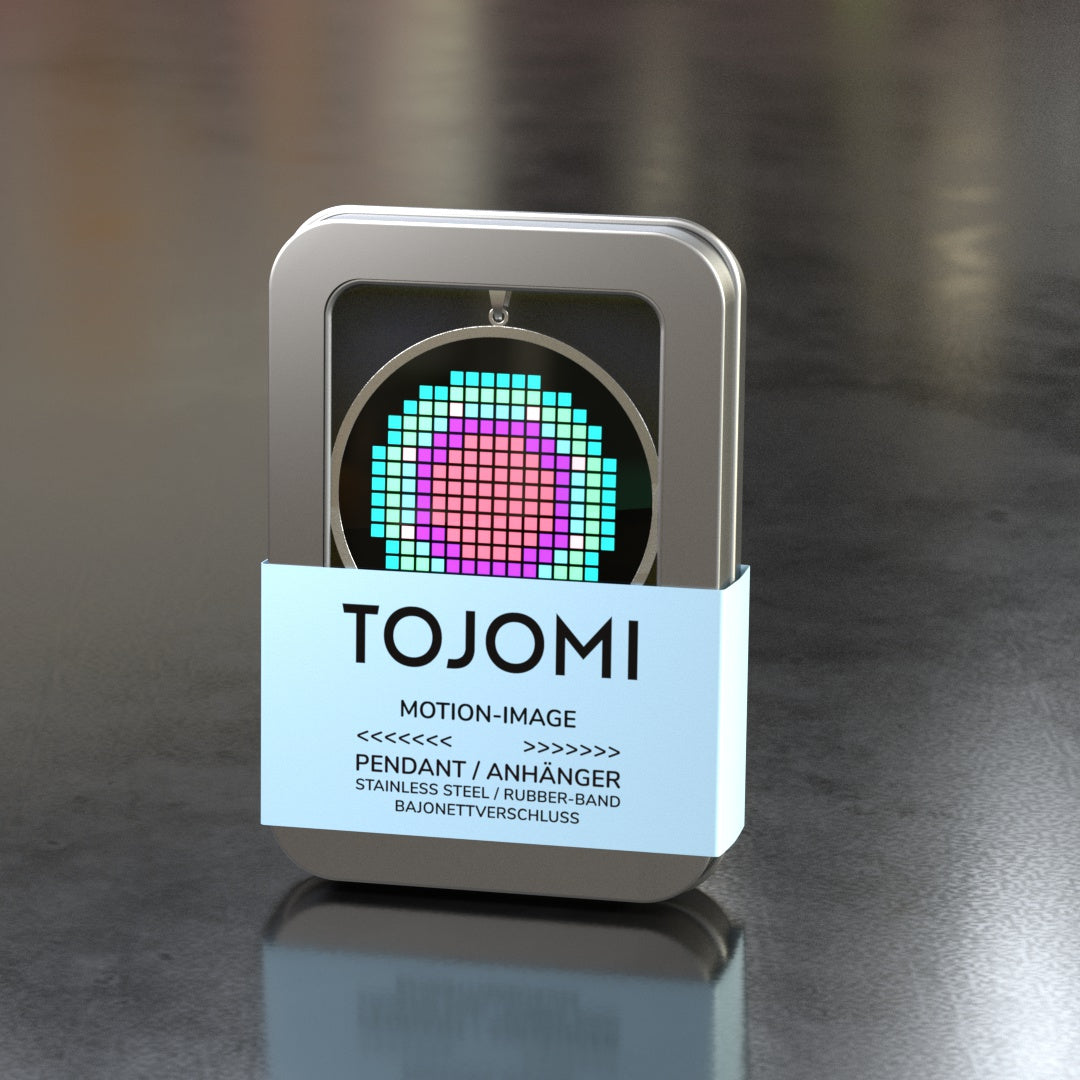 Anhänger in Edelstahl mit einem Durchmesser von 43mm aussen und 40mm innen und einer 3D/Motion-Einlage mit 40mm Durchmesser. Ein Kautschuk-Band mit Bajonett-Verschluss in Edelstahl wird mitgeliefert. Der Anhänger kommt in einer Metalldose mit Sichtfenster.