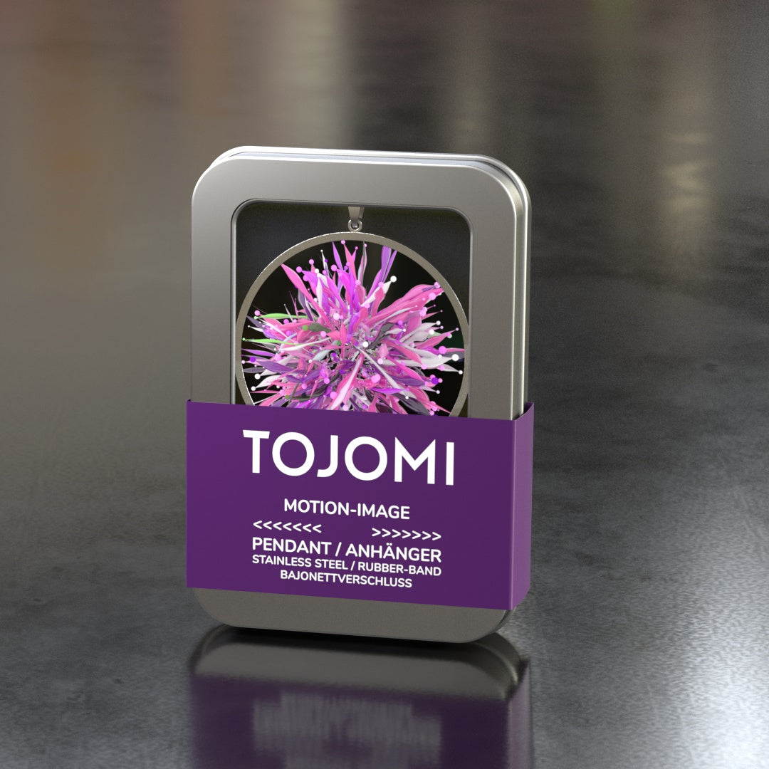 Anhänger in Edelstahl mit einem Durchmesser von 43mm aussen und 40mm innen und einer 3D/Motion-Einlage mit 40mm Durchmesser. Ein Kautschuk-Band mit Bajonett-Verschluss in Edelstahl wird mitgeliefert. Der Anhänger kommt in einer Metalldose mit Sichtfenster.