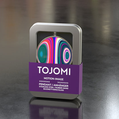 Anhänger in Edelstahl mit einem Durchmesser von 43mm aussen und 40mm innen und einer 3D/Motion-Einlage mit 40mm Durchmesser. Ein Kautschuk-Band mit Bajonett-Verschluss in Edelstahl wird mitgeliefert. Der Anhänger kommt in einer Metalldose mit Sichtfenster.