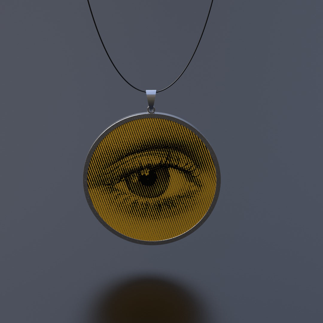 Anhänger in Edelstahl mit einem Durchmesser von 43mm aussen und 40mm innen und einer 3D/Motion-Einlage mit 40mm Durchmesser. Ein Kautschuk-Band mit Bajonett-Verschluss in Edelstahl wird mitgeliefert. Der Anhänger kommt in einer Metalldose mit Sichtfenster.