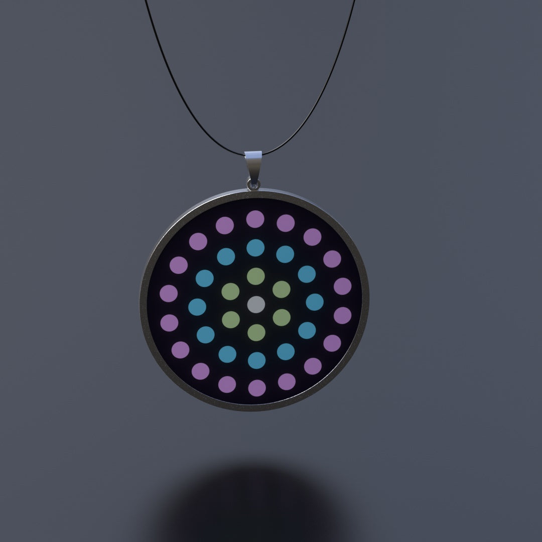 Anhänger in Edelstahl mit einem Durchmesser von 43mm aussen und 40mm innen und einer 3D/Motion-Einlage mit 40mm Durchmesser. Ein Kautschuk-Band mit Bajonett-Verschluss in Edelstahl wird mitgeliefert. Der Anhänger kommt in einer Metalldose mit Sichtfenster.