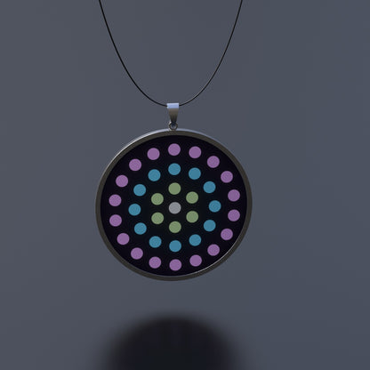 Anhänger in Edelstahl mit einem Durchmesser von 43mm aussen und 40mm innen und einer 3D/Motion-Einlage mit 40mm Durchmesser. Ein Kautschuk-Band mit Bajonett-Verschluss in Edelstahl wird mitgeliefert. Der Anhänger kommt in einer Metalldose mit Sichtfenster.