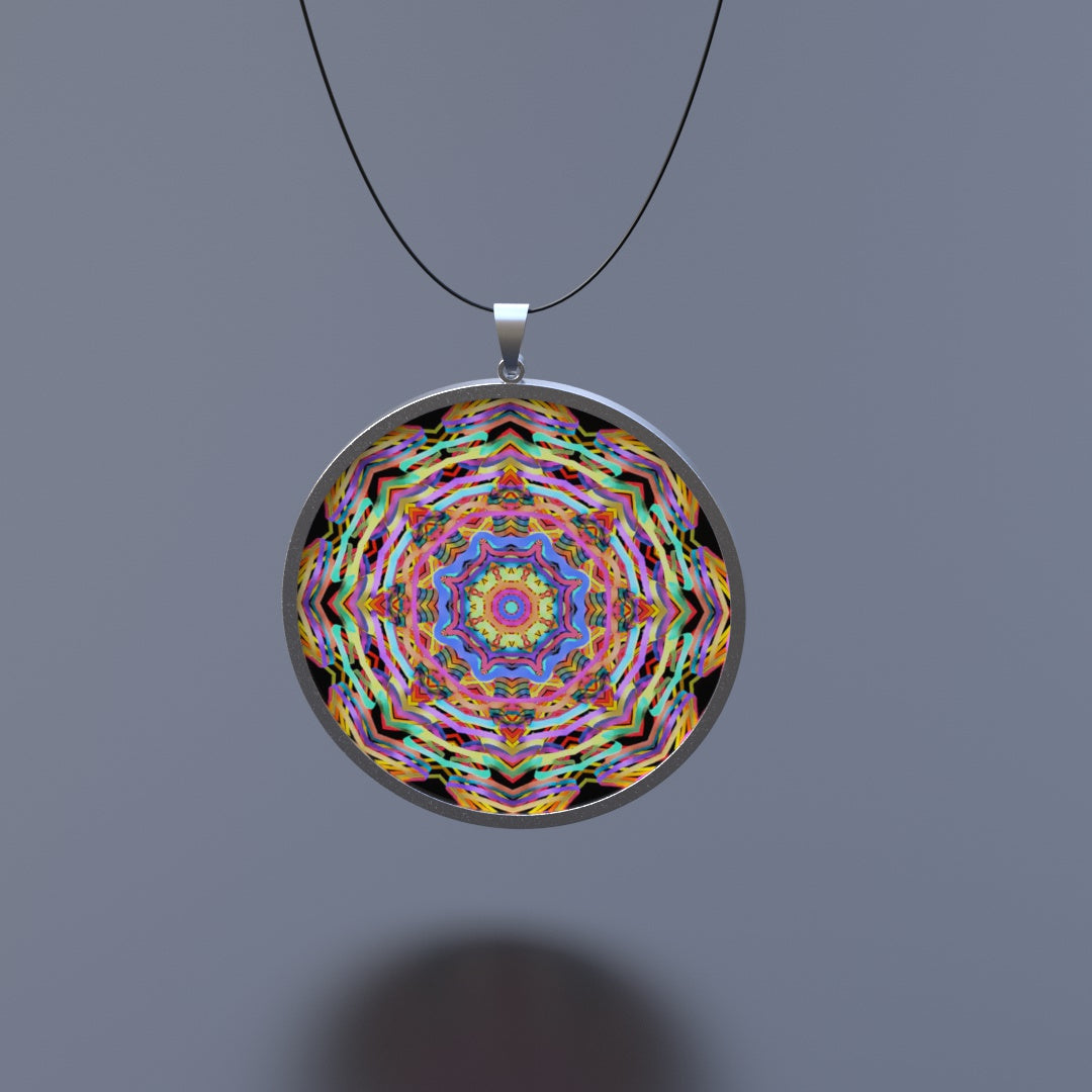 Anhänger in Edelstahl mit einem Durchmesser von 43mm aussen und 40mm innen und einer 3D/Motion-Einlage mit 40mm Durchmesser. Ein Kautschuk-Band mit Bajonett-Verschluss in Edelstahl wird mitgeliefert. Der Anhänger kommt in einer Metalldose mit Sichtfenster.