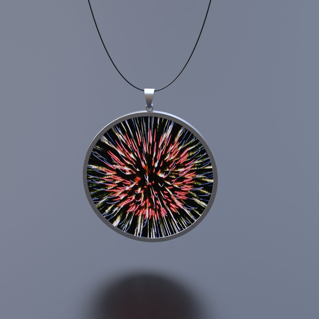 Anhänger in Edelstahl mit einem Durchmesser von 43mm aussen und 40mm innen und einer 3D/Motion-Einlage mit 40mm Durchmesser. Ein Kautschuk-Band mit Bajonett-Verschluss in Edelstahl wird mitgeliefert. Der Anhänger kommt in einer Metalldose mit Sichtfenster.