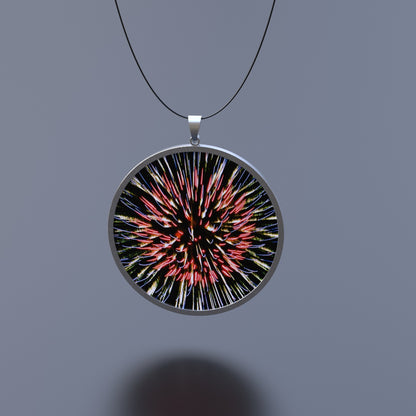 Anhänger in Edelstahl mit einem Durchmesser von 43mm aussen und 40mm innen und einer 3D/Motion-Einlage mit 40mm Durchmesser. Ein Kautschuk-Band mit Bajonett-Verschluss in Edelstahl wird mitgeliefert. Der Anhänger kommt in einer Metalldose mit Sichtfenster.