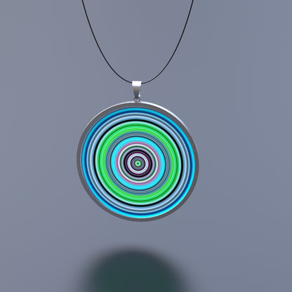 Anhänger in Edelstahl mit einem Durchmesser von 43mm aussen und 40mm innen und einer 3D/Motion-Einlage mit 40mm Durchmesser. Ein Kautschuk-Band mit Bajonett-Verschluss in Edelstahl wird mitgeliefert. Der Anhänger kommt in einer Metalldose mit Sichtfenster.