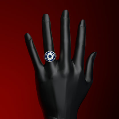 Runder Siegelring mit stilisierter Sonne in blauem Kaltemaille an Ringfinger einer Hand.