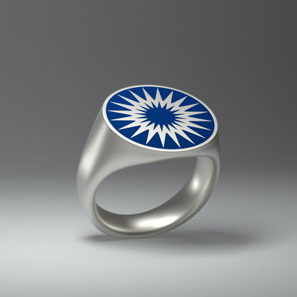Runder Siegelring mit stilisierter Sonne in blauem Kaltemaille seitlich stehend geneigt.