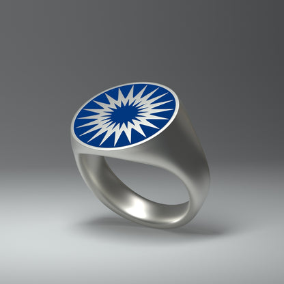 Runder Siegelring mit stilisierter Sonne in blauem Kaltemaille seitlich stehend geneigt.