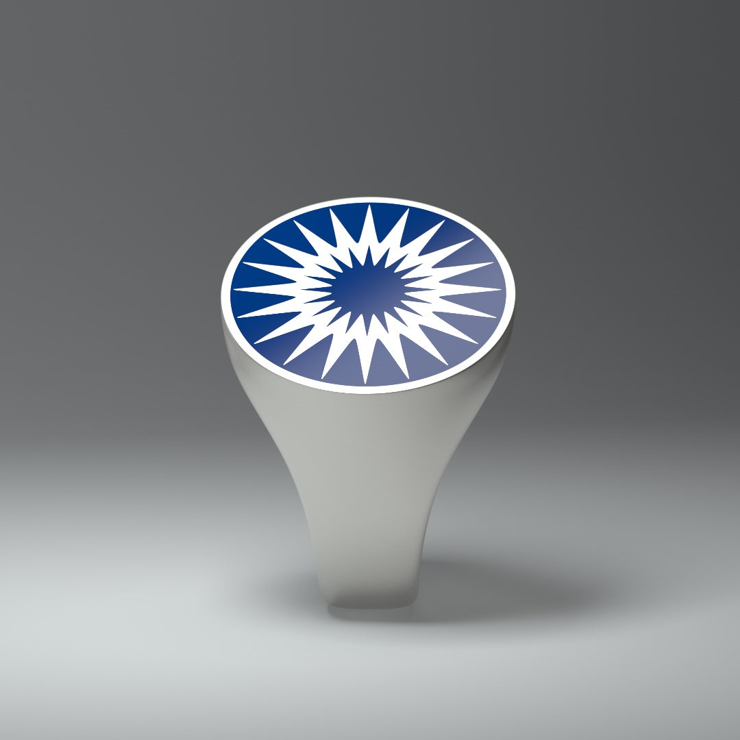 Runder Siegelring mit stilisierter Sonne in blauem Kaltemaille Seitenansicht geneigt.