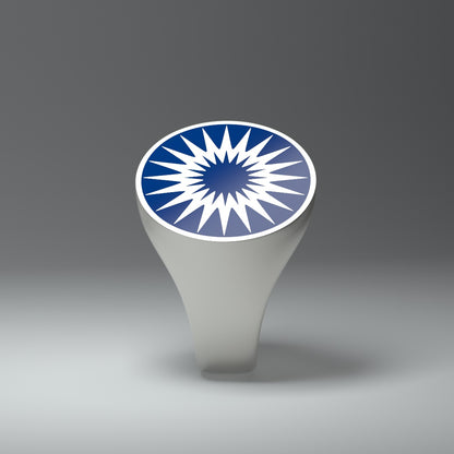 Runder Siegelring mit stilisierter Sonne in blauem Kaltemaille Seitenansicht geneigt.