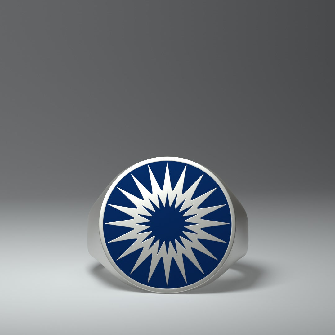 Runder Siegelring mit stilisierter Sonne in blauem Kaltemaille frontal liegend.