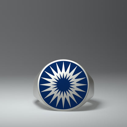 Runder Siegelring mit stilisierter Sonne in blauem Kaltemaille frontal liegend.