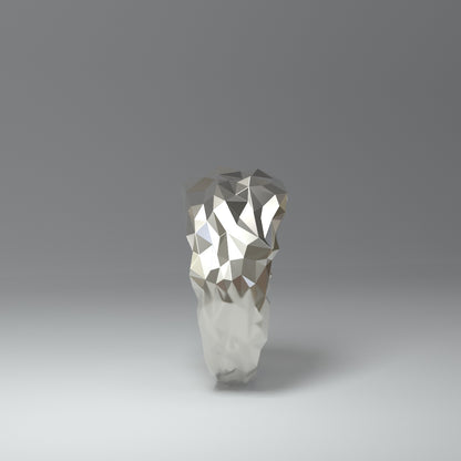 Silberner Bandring facettiert oben breit unten schmal zulaufend in Seitenansicht.