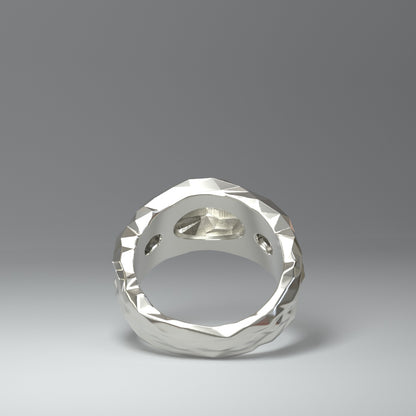 Silberner Bandring facettiert oben breit unten schmal zulaufend in Unteransicht.