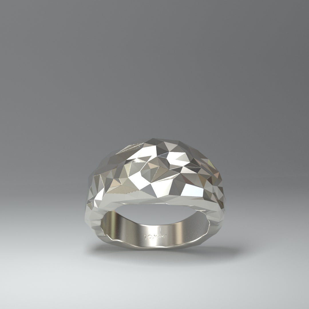 Silberner Bandring facettiert oben breit unten schmal zulaufend.