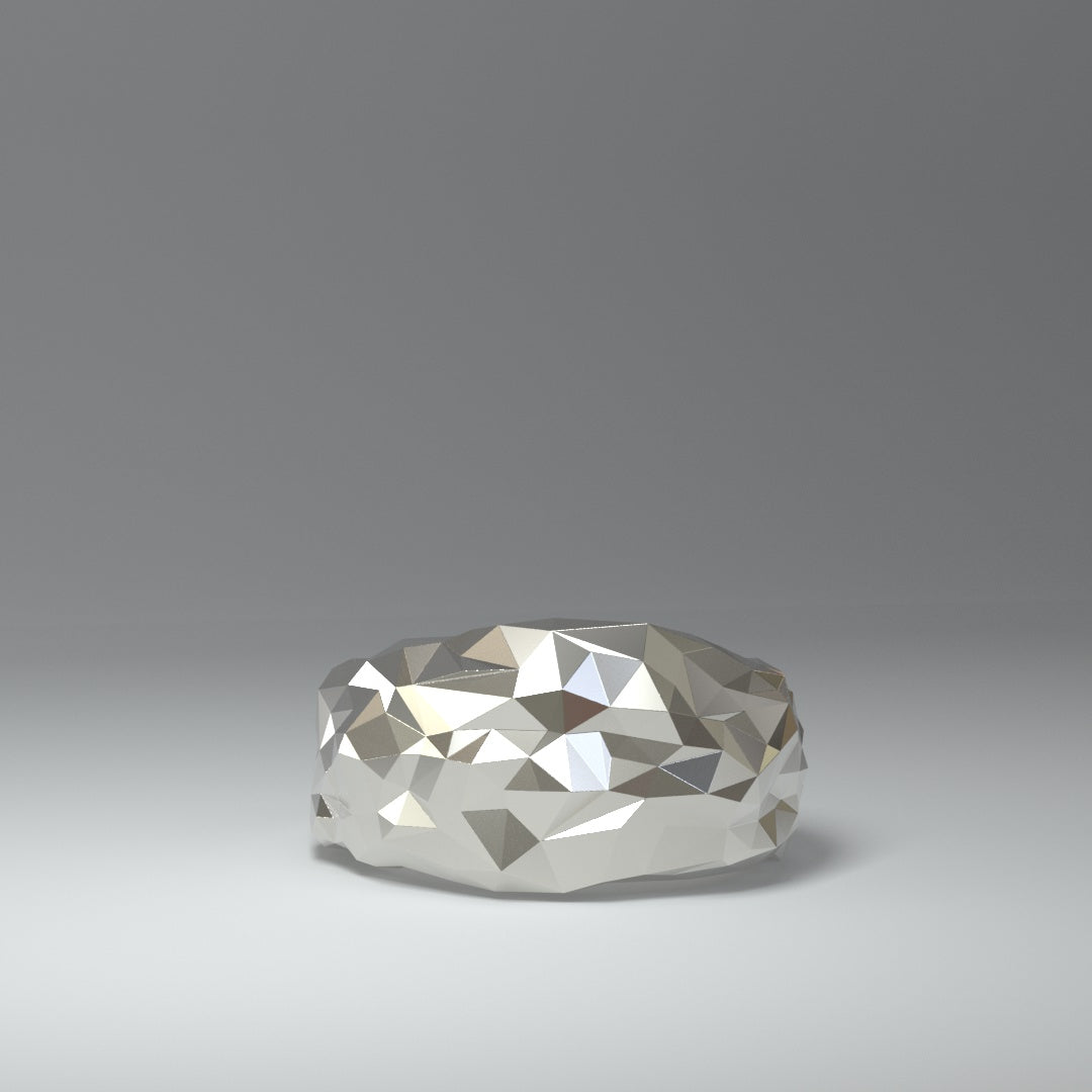 Silberner Bandring facettiert oben breit unten schmal zulaufend in liegender Ansicht.