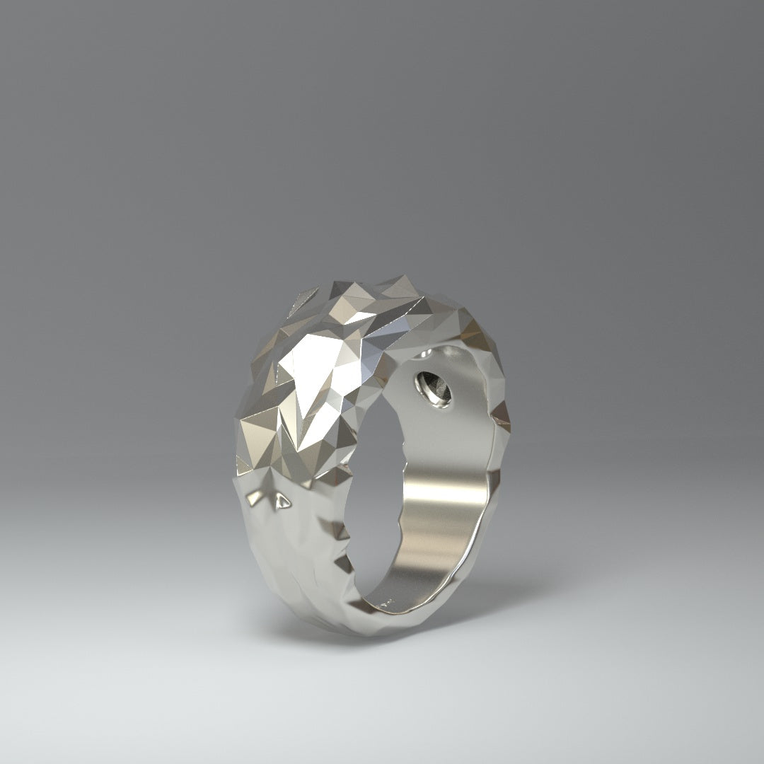 Silberner Bandring facettiert oben breit unten schmal zulaufend seitlich stehend.