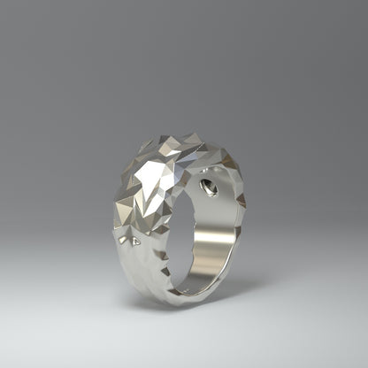 Silberner Bandring facettiert oben breit unten schmal zulaufend seitlich stehend.