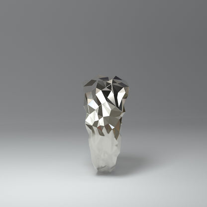 Silberner Bandring facettiert oben breit unten schmal zulaufendin Seitenansicht.