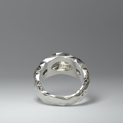 Silberner Bandring facettiert oben breit unten schmal zulaufend in Unteransicht.