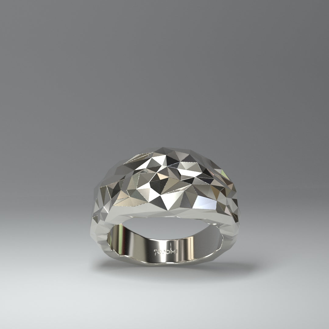 Silberner Bandring facettiert oben breit unten schmal zulaufendfrontal geneigt.