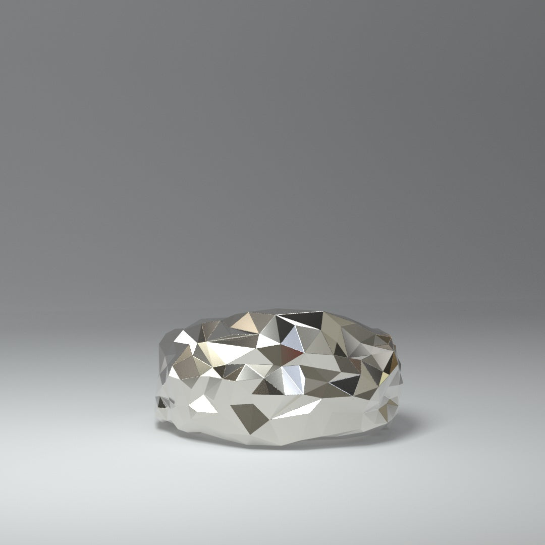 Silberner Bandring facettiert oben breit unten schmal zulaufend in liegender Ansicht.