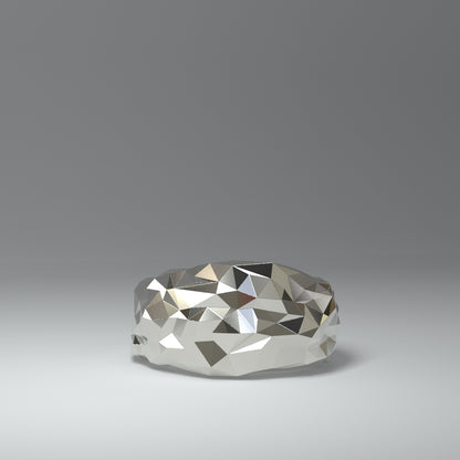 Silberner Bandring facettiert oben breit unten schmal zulaufend in liegender Ansicht.