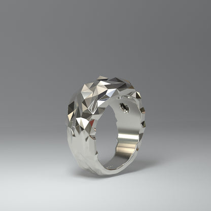 Silberner Bandring facettiert oben breit unten schmal zulaufend seitlich stehend.