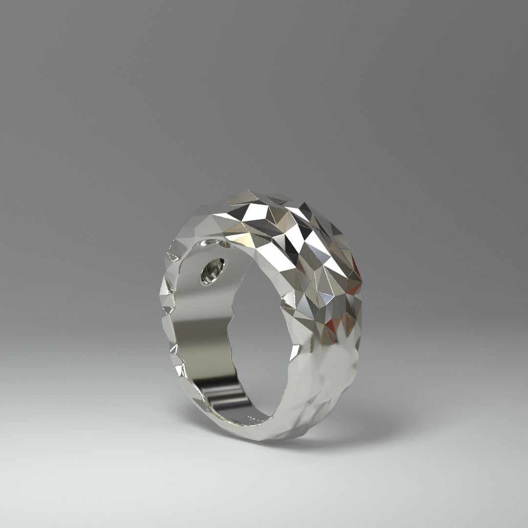 Silberner Bandring facettiert oben breit unten schmal zulaufend seitlich stehend.