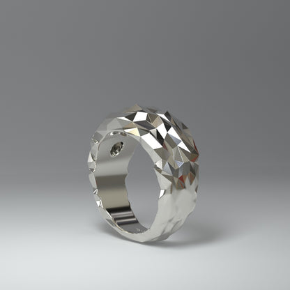 Silberner Bandring facettiert oben breit unten schmal zulaufend seitlich stehend.