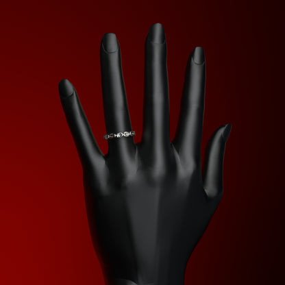 Silberring aus 13 silbernen Kaffeebohnen an Ringfinger einer Hand.