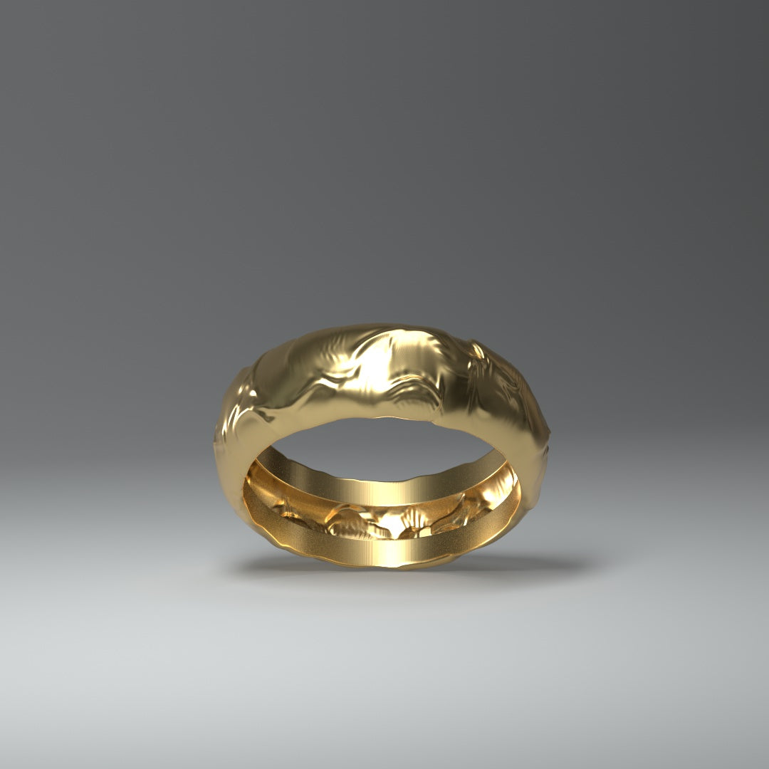 Ein ca. 8mm beiter Bandring in 14 Karat Gold in gewölbter Form. Die Oberfläche wirkt wie flüssiges Gold. Innen ist der Ring hohl um das Gewicht zu reduzieren und damit den Preis moderat zu halten.