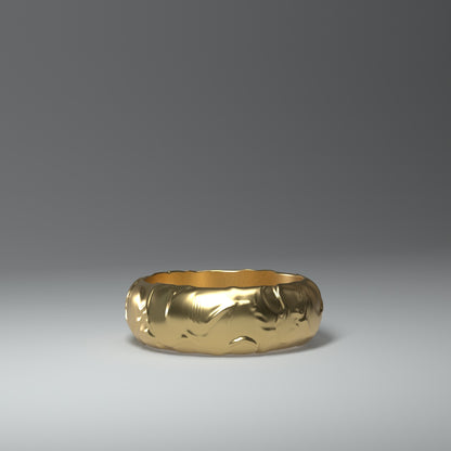 Ein ca. 8mm beiter Bandring in 14 Karat Gold in gewölbter Form. Die Oberfläche wirkt wie flüssiges Gold. Innen ist der Ring hohl um das Gewicht zu reduzieren und damit den Preis moderat zu halten.