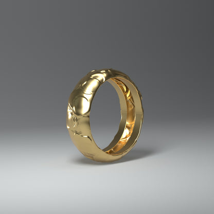 Ein ca. 8mm beiter Bandring in 14 Karat Gold in gewölbter Form. Die Oberfläche wirkt wie flüssiges Gold. Innen ist der Ring hohl um das Gewicht zu reduzieren und damit den Preis moderat zu halten.