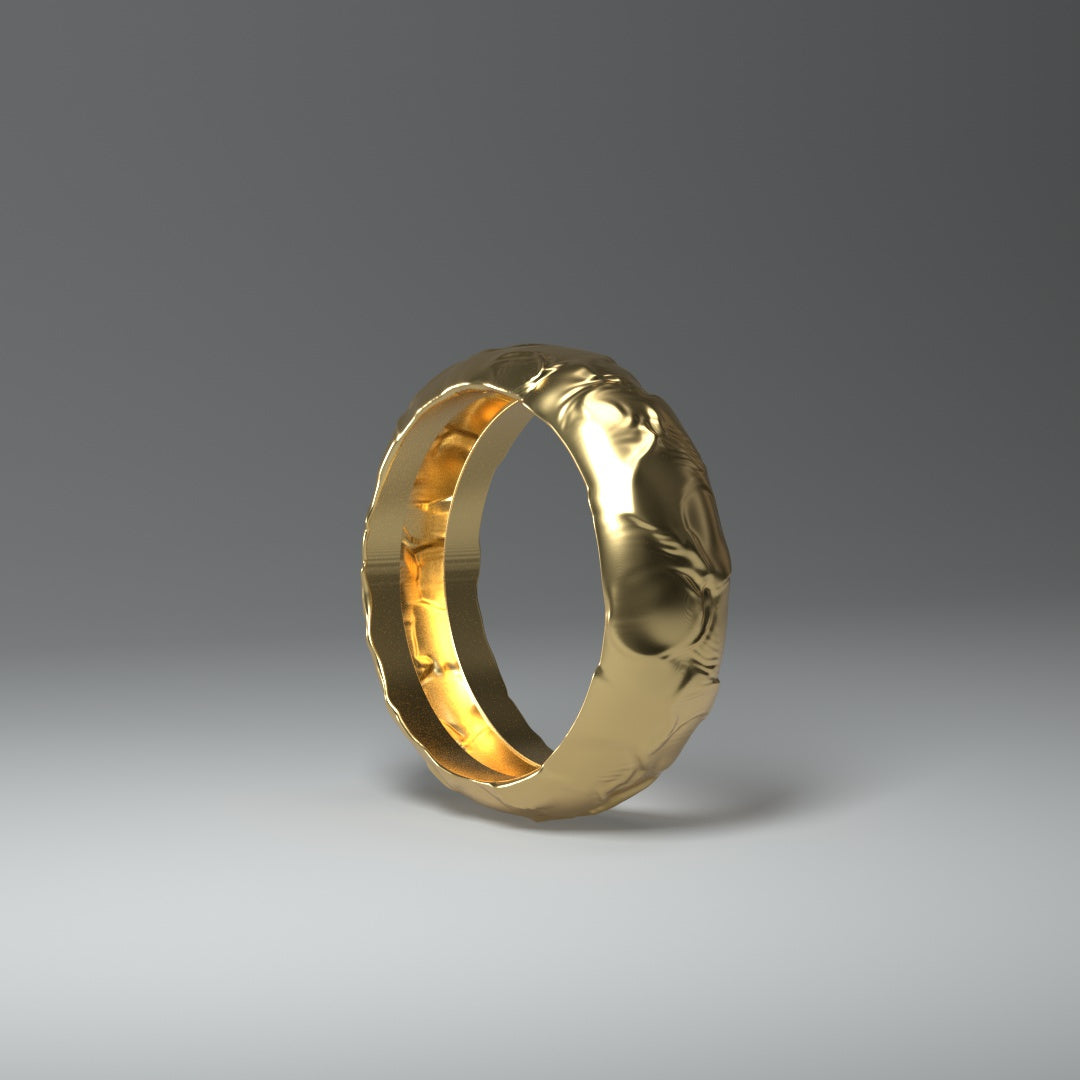 Ein ca. 8mm beiter Bandring in 14 Karat Gold in gewölbter Form. Die Oberfläche wirkt wie flüssiges Gold. Innen ist der Ring hohl um das Gewicht zu reduzieren und damit den Preis moderat zu halten.