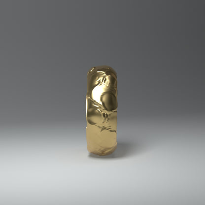 Ein ca. 8mm beiter Bandring in 14 Karat Gold in gewölbter Form. Die Oberfläche wirkt wie flüssiges Gold. Innen ist der Ring hohl um das Gewicht zu reduzieren und damit den Preis moderat zu halten.