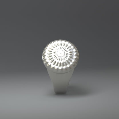 Silberner Siegelring in silber glanz oder silber hochglanz mit stilisierter Sonne.