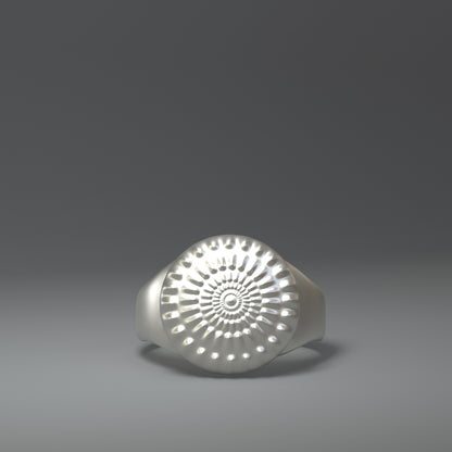 Silberner Siegelring in silber glanz oder silber hochglanz mit stilisierter Sonne.