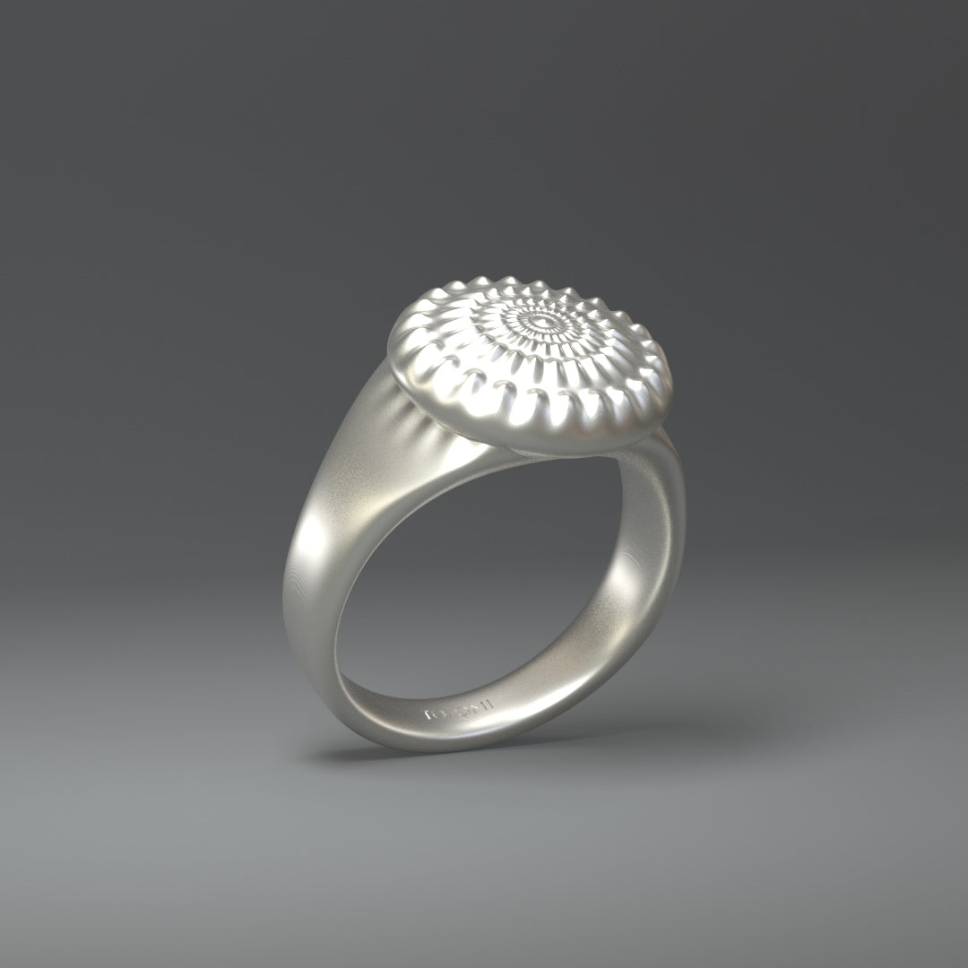 Silberner Siegelring in silber glanz oder silber hochglanz mit stilisierter Sonne.
